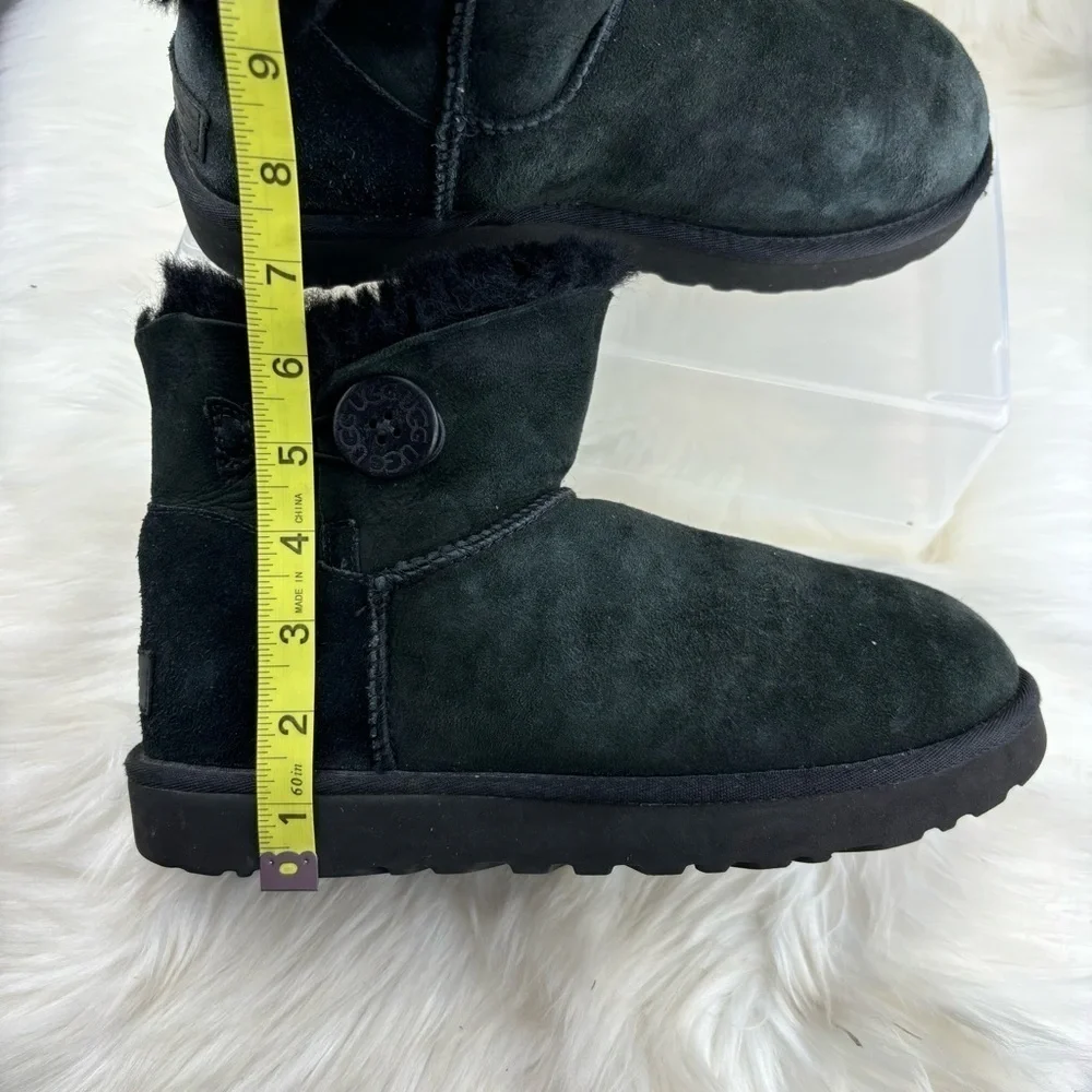 UGG ANKLE WINTER BOOTS SIZE 9 WOMAN
